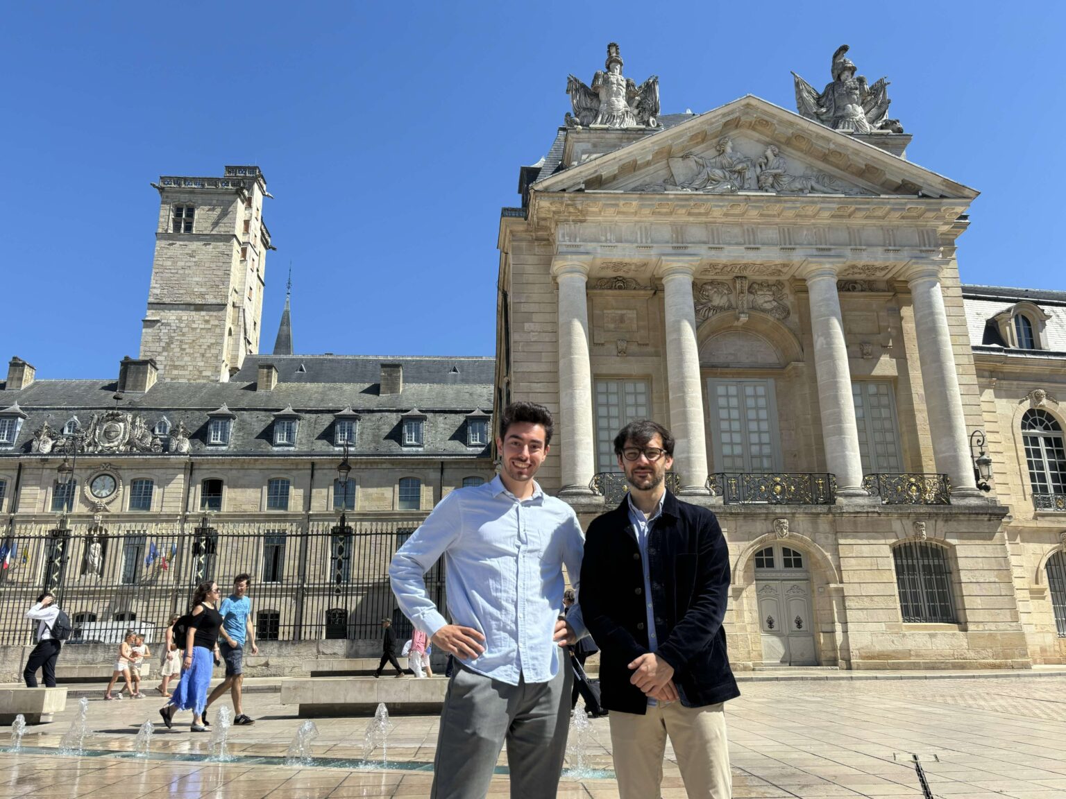 Deux fondateurs de CODA devant le palais des Ducs